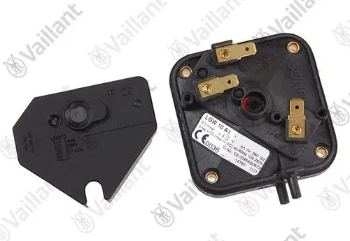 Vaillant Druckwächter in Schwarz, bestehend aus zwei Teilen mit elektrischen Anschlüssen. Auf der Vorderseite sind technische Informationen und Symbole sichtbar.